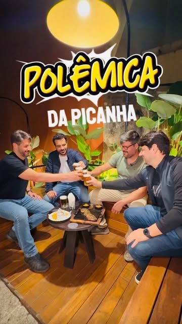 Amigos brindando com chopp diante da tábua de picanha